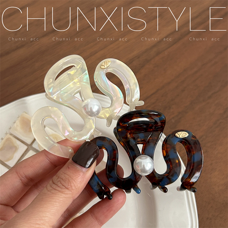 YD Korean-style pearl bow hair clip for women, 2025 new style, shark clip on the back of the head, acetate board hair clamp headwear Application Scenario