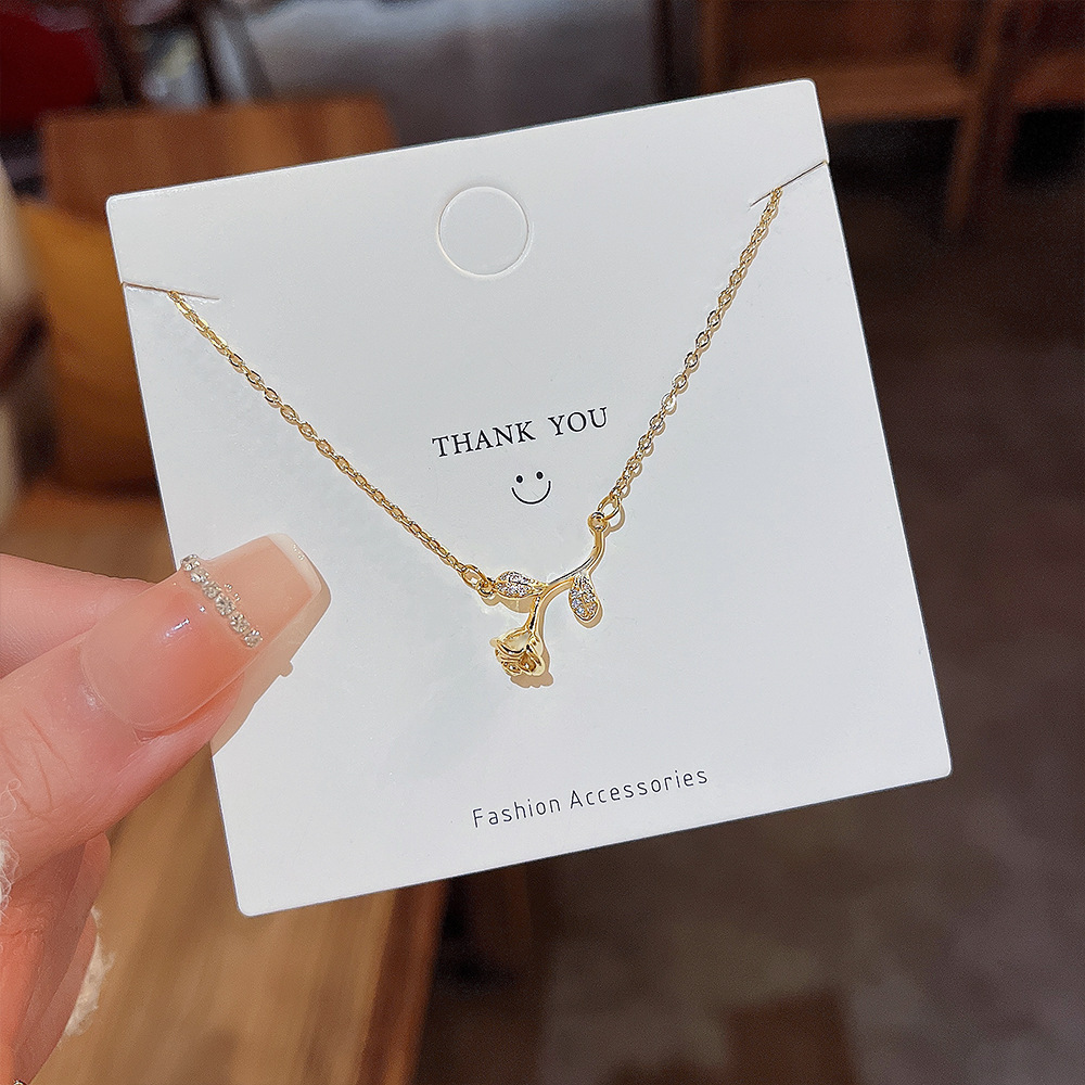 This is a necklace with a slightly inlaid rose pattern, a stylish titanium steel collarbone chain, and a cold style as a gift for your girlfriend details Picture