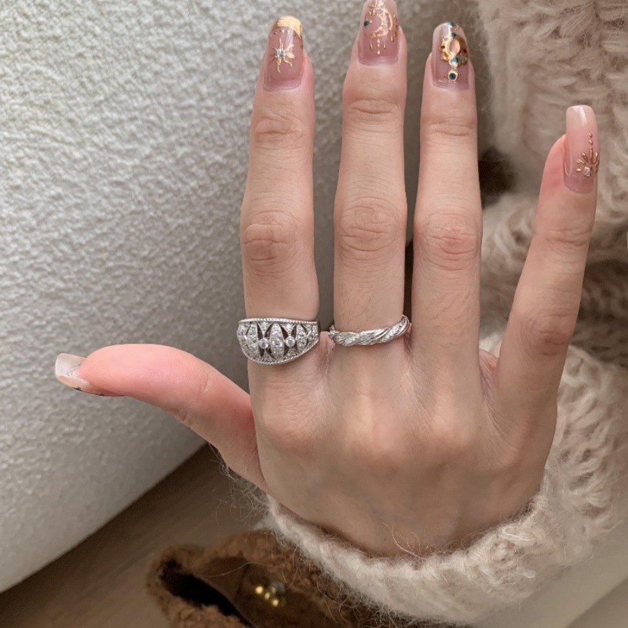 Vintage hollowed-out lace zircon ring for women, a retro, light luxury and high-end design with a unique style details Picture