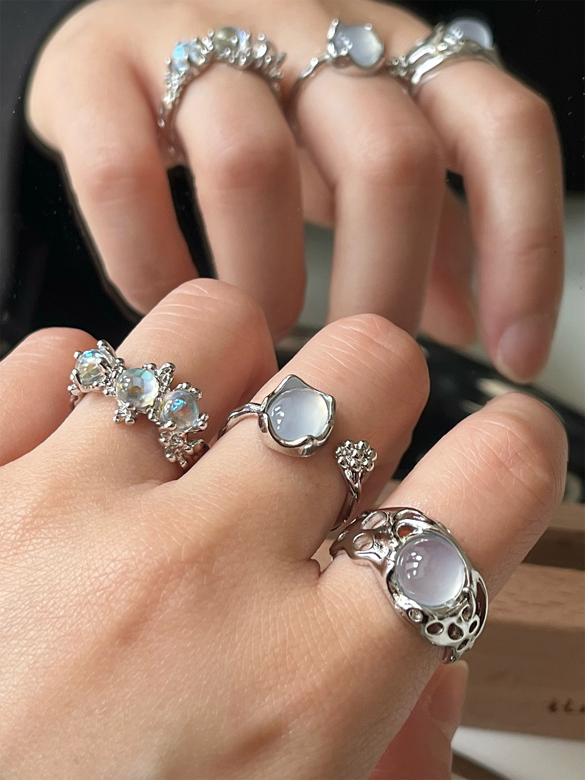 Clear and transparent moonstone ring, a niche design with an irregular texture, a unique and gender-neutral open index finger ring for couples Specification drawing