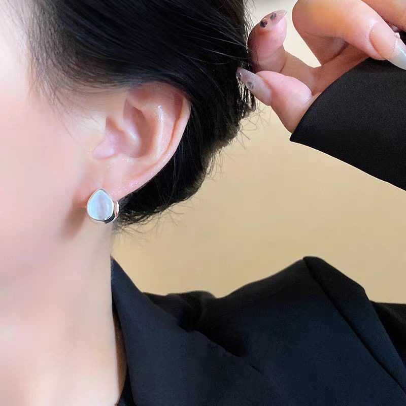 Niche design, ice-transparent cat's eye stone double-sided teardrop ear buckles, exquisite and versatile earrings, elegant, light luxury and simple earrings Application Scenario