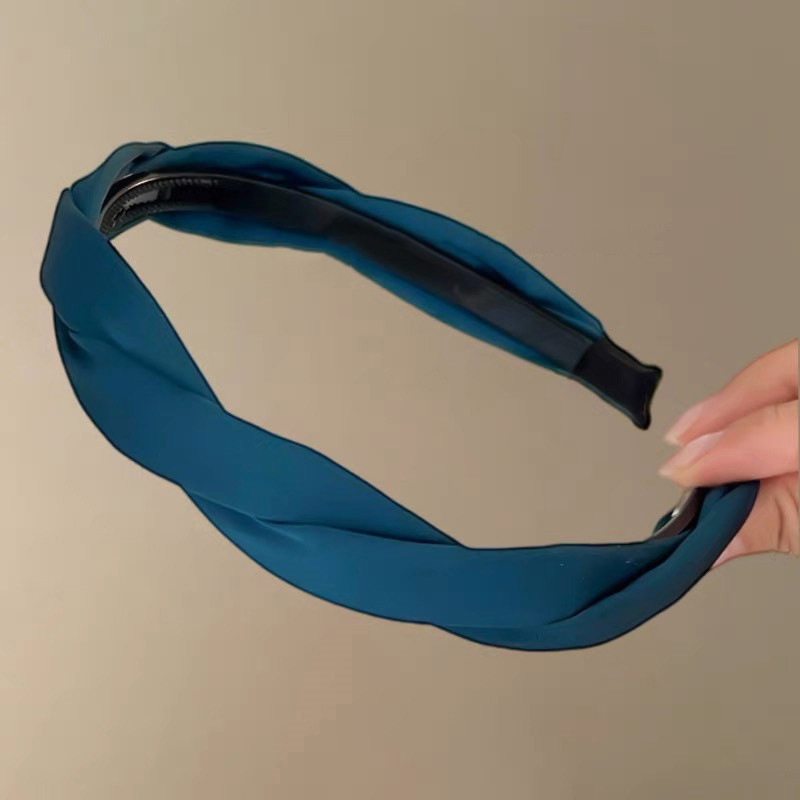 "Sea blue!" Linen braided hairband! A new 2025 wide-brimmed, toothed travel hairpin for women with a high and elegant headband Application Scenario