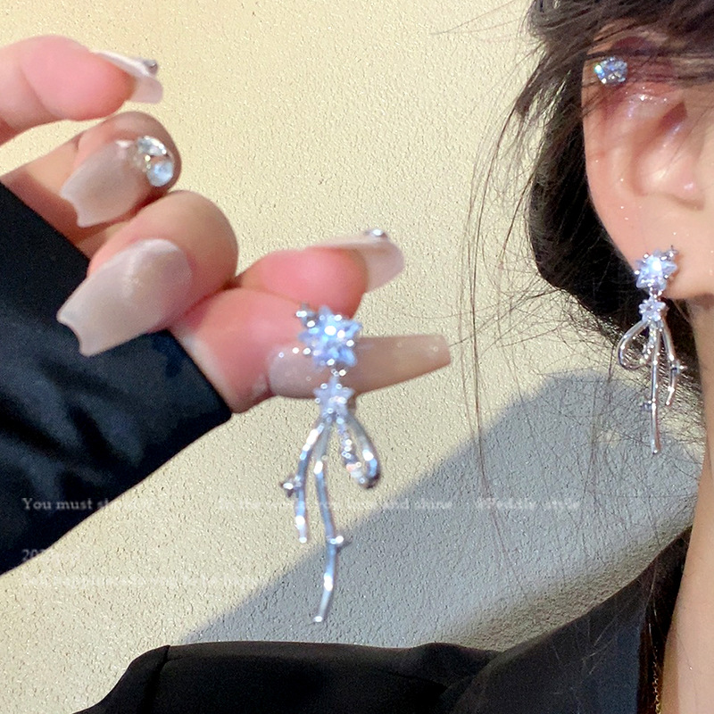 Japanese and Korean micro-inlaid star-shaped elegant earrings, women's tassel long, light luxury and high-end style ear studs, exquisite and cold style earrings full figure
