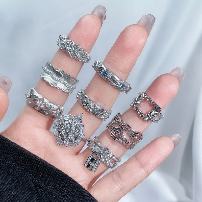 A new French brushed, high-end, light luxury ring for women with irregular pleats and an open ring. A niche ring with earthy stars full figure