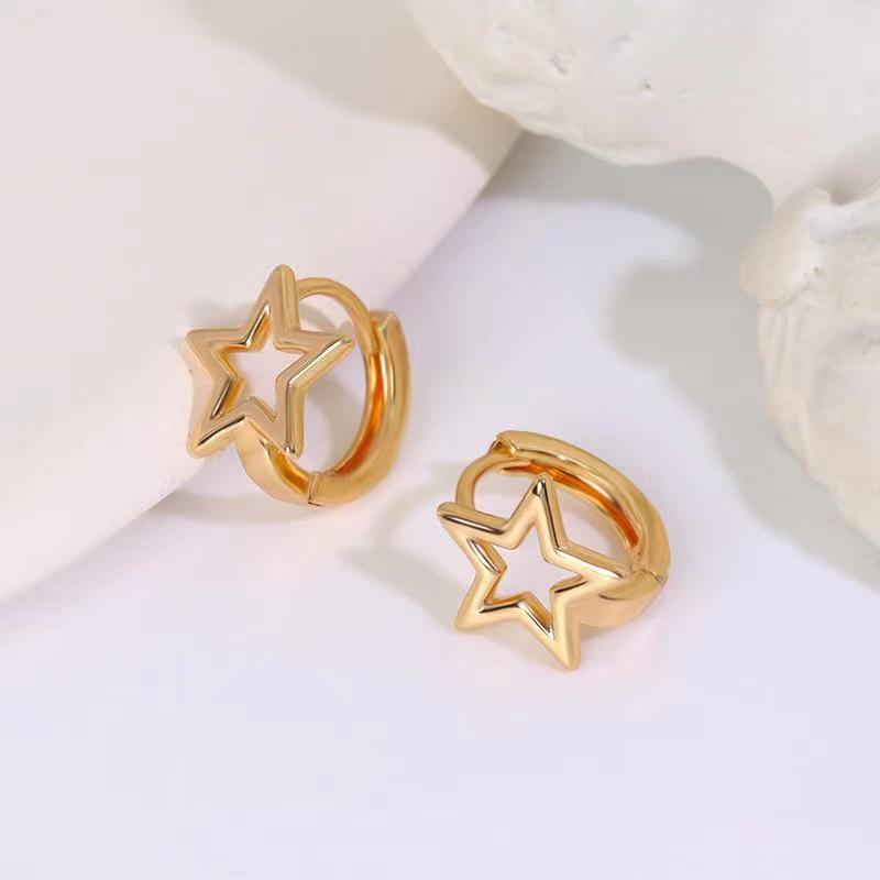 The simple and versatile five-pointed star ear stud is a unique, niche, fashionable and everyday ear stud with a sense of design and is a popular earring accessory Application Scenario