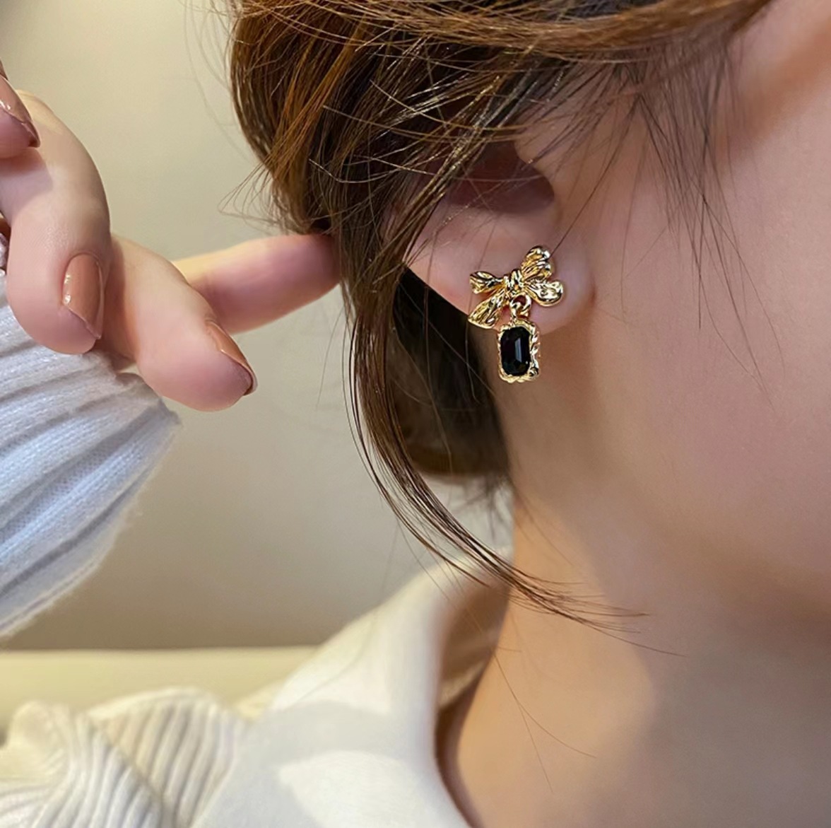 New trendy Japanese and Korean metallic square diamond bow stud earrings with a niche design for women, featuring a cold and fashionable light luxury style Application Scenario