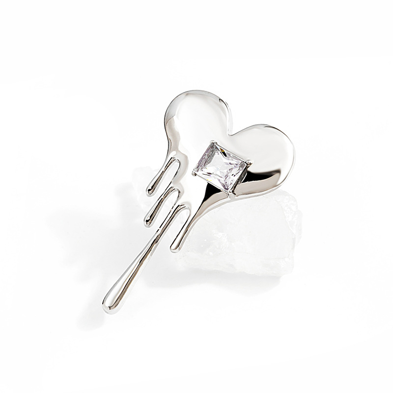 European and American retro metal style heart-shaped diamond-encrusted brooch, suit cardigan, overcoat, niche pin, simple and elegant accessory details Picture