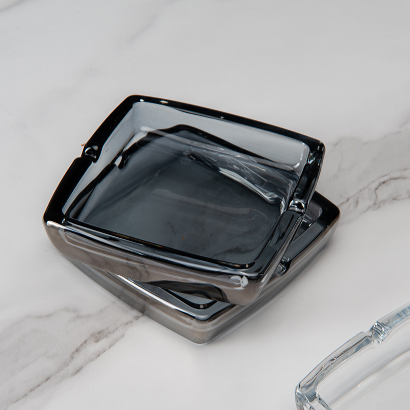 Classic square high-end glass ashtray, creative home bar living room, simple transparent cigarette cup, men's and women's factory Specification drawing