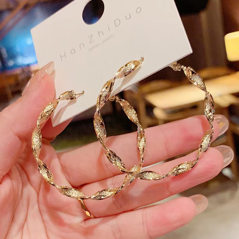 Korean niche design spiral-twisted ear loops for women's ins cold style circle stud earrings, fashionable, individual and versatile earrings Specification drawing