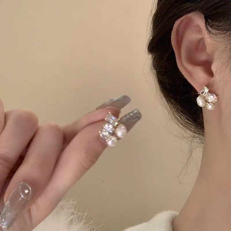 Light luxury and high-end square zircon pearl stud earrings for women, new best-selling and elegant earrings, niche design earrings and earrings full figure