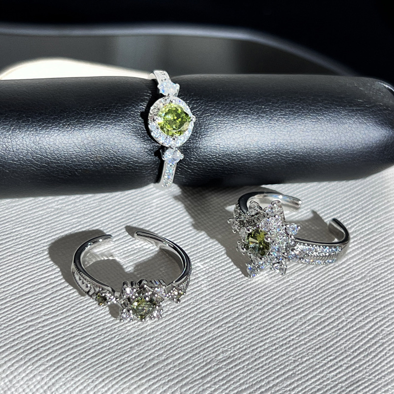 This exquisite and light luxury olive green zircon ring is a bestseller in Europe and America. It features a unique design for women, exuding a dazzling and fashionable vibe. It's a trendy index ring Application Scenario