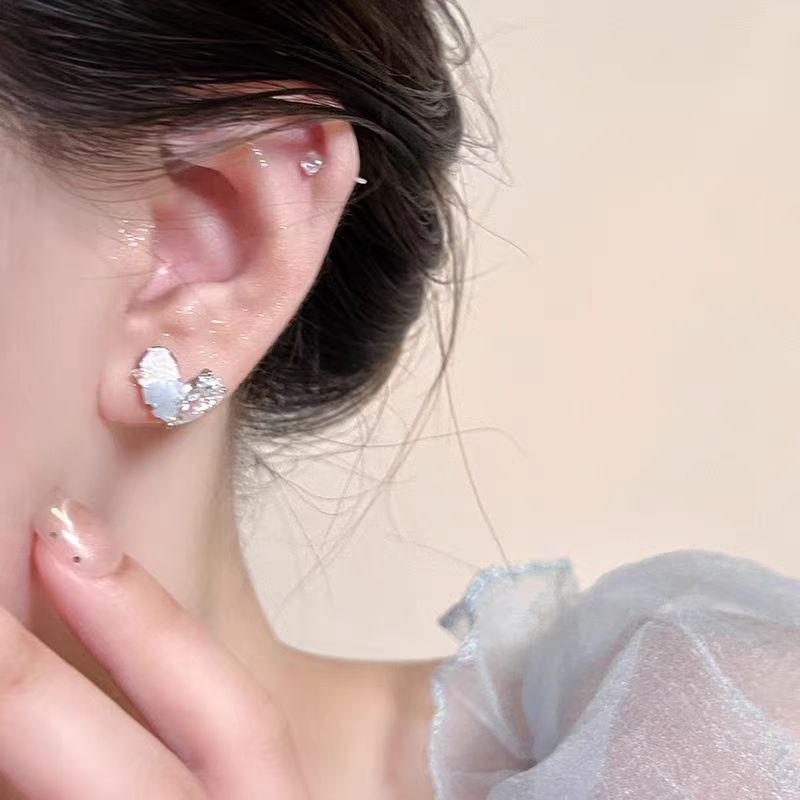 Ice-clear blue crystal heart-shaped stud earrings for women, a light luxury and high-end style, fashionable and cool, exquisite earrings Application Scenario