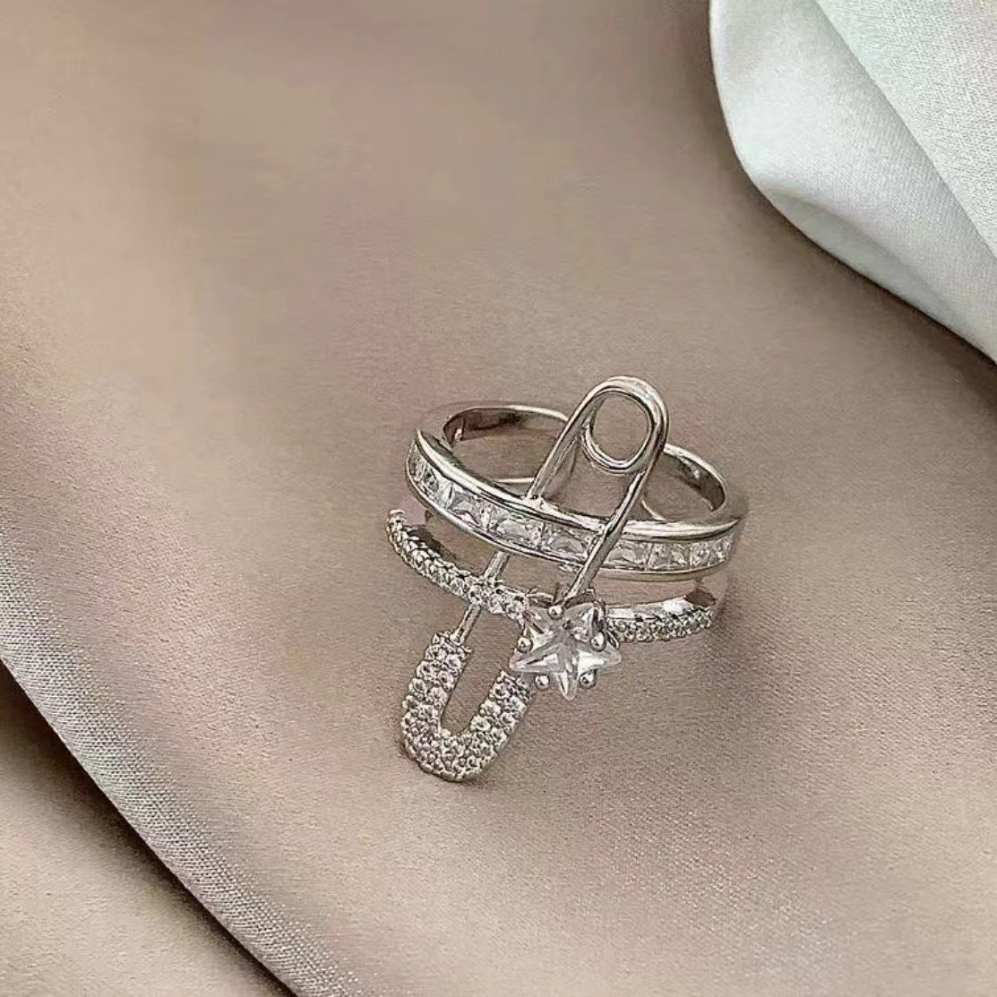 Diamond-encrusted star brooch, no ear piercings, ear clips, trendy, light luxury, and niche design for men, ear bone clips for summer women Application Scenario