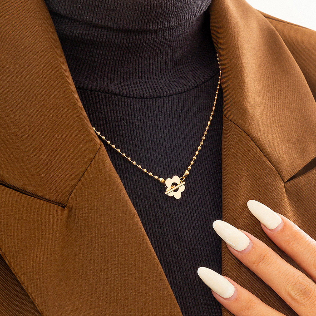 European and American cross-border jewelry: simple geometric cross chain collarbone chain, elegant and versatile, short Daisy flower necklace Application Scenario