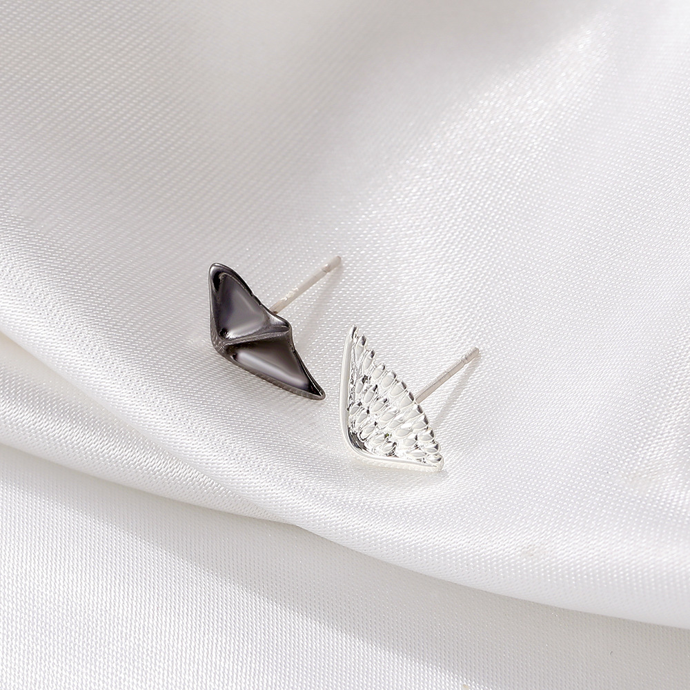 Niche design angel and devil stud earrings, ins style cross-border creative small earrings, couple earrings, Halloween Specification drawing
