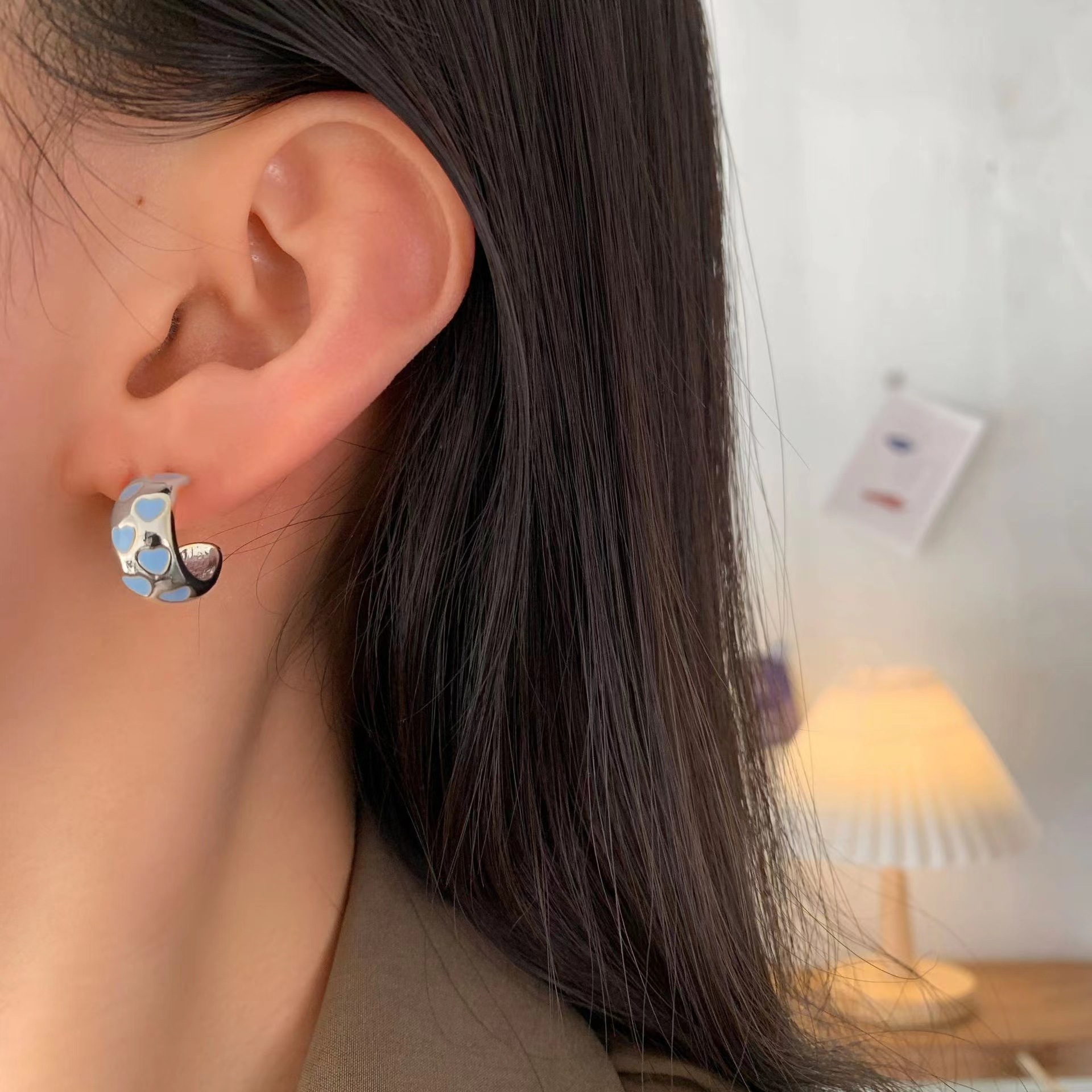 Fresh and elegant, sweet and niche, oil-dripping C-shaped stud earrings for women on Instagram, a new versatile and popular ear accessory from Japan and South Korea Specification drawing