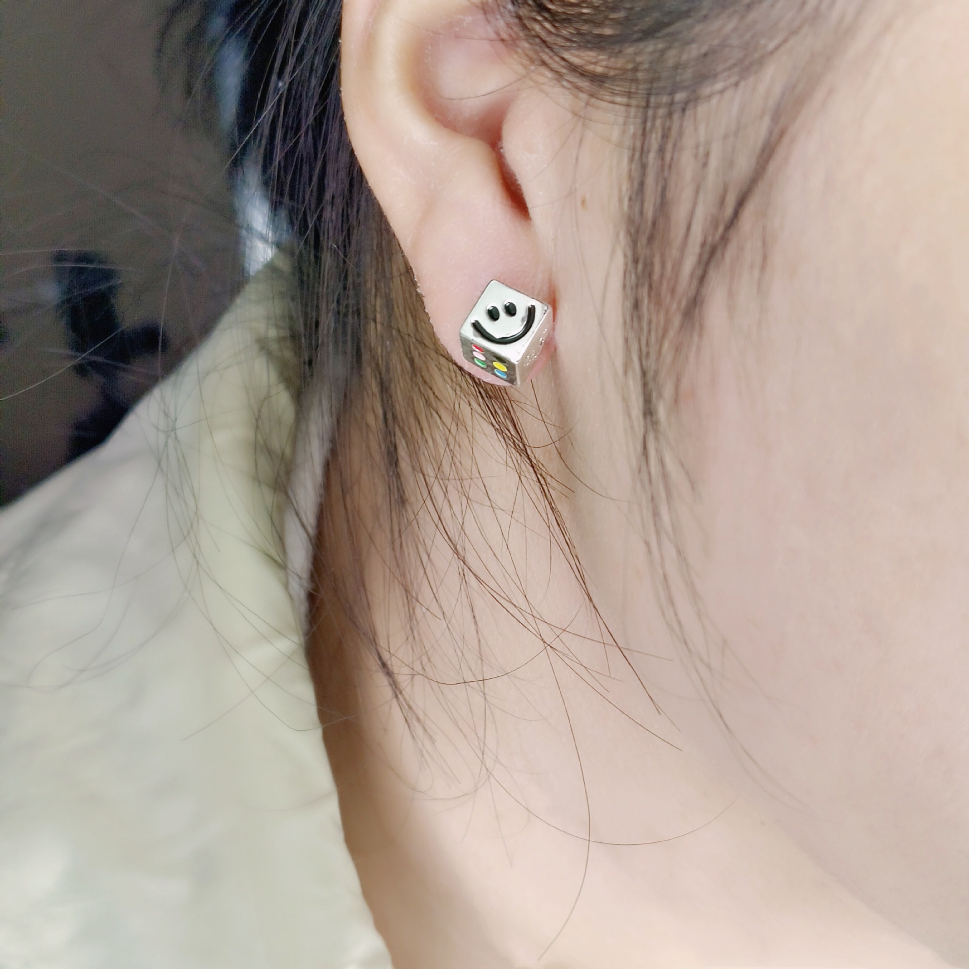 Personalized and creative design of dice smiley face stud earrings with three-sided patterns, a new style of high-end and versatile earrings in 2025 details Picture