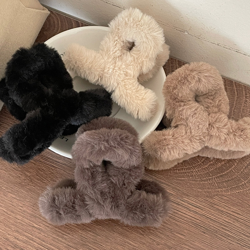 2025 New Korean small plush grappling clip, medium-sized hair clip, women's hair accessory, back of the head hair clip, half-tied hair clip full figure