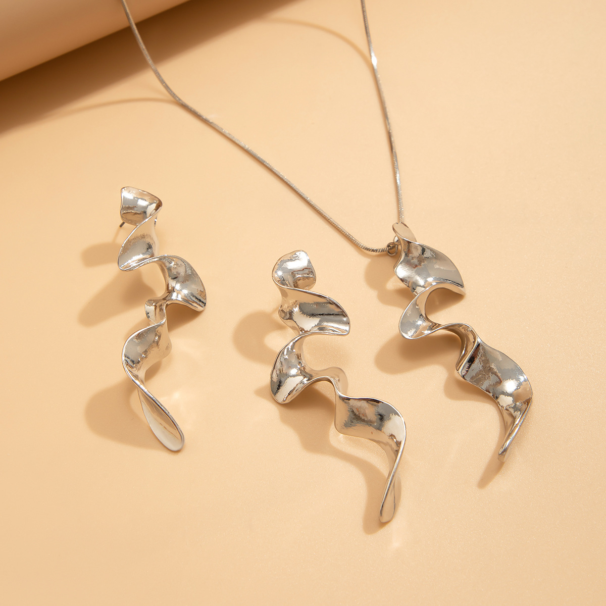 European and American cross-border jewelry: cold style geometric twisted design sense necklace, spiral liquid metal feel necklace Application Scenario