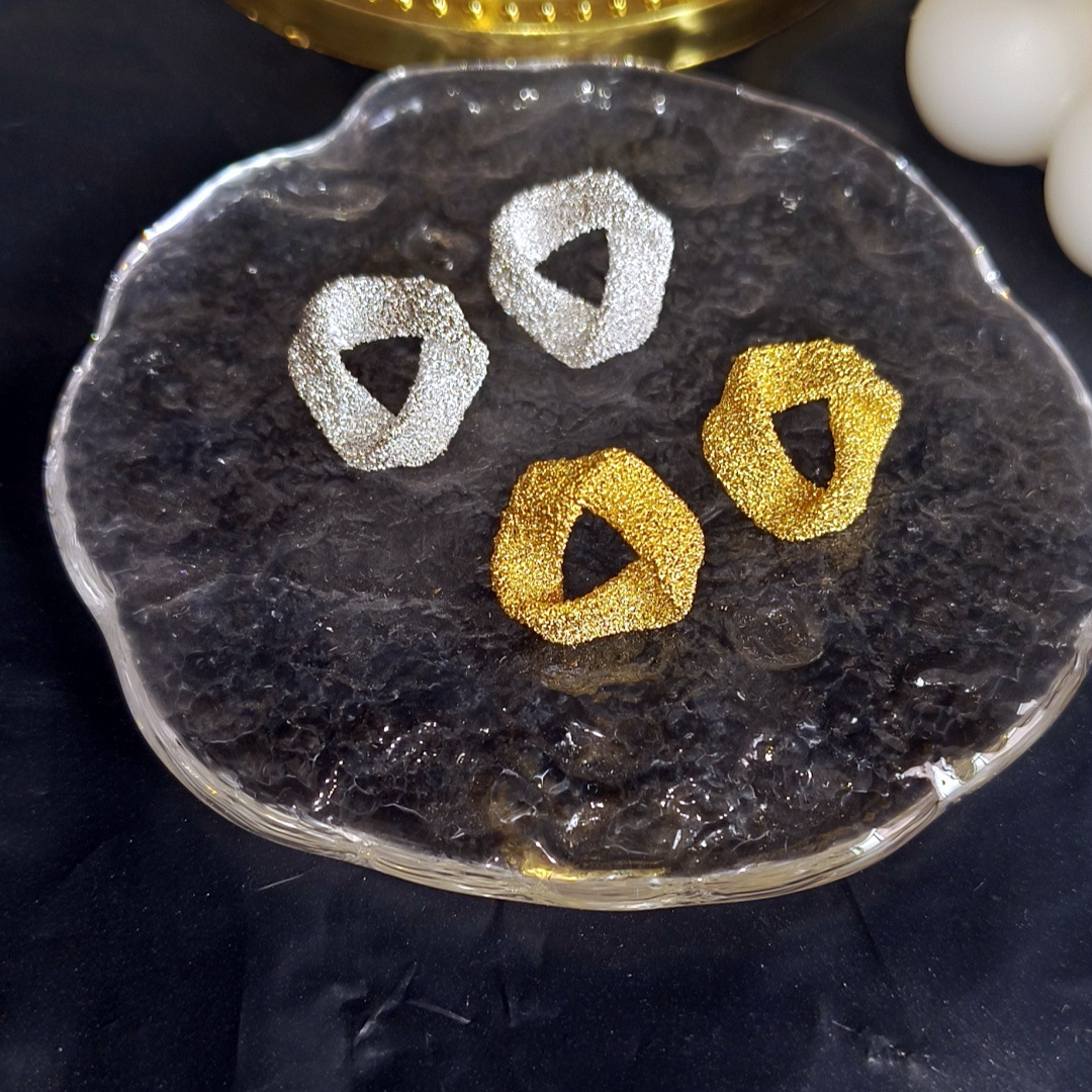 New unique geometric stud earrings for women in 2025, with a light luxury, niche and high-end feel, are fashionable and versatile on Instagram Application Scenario