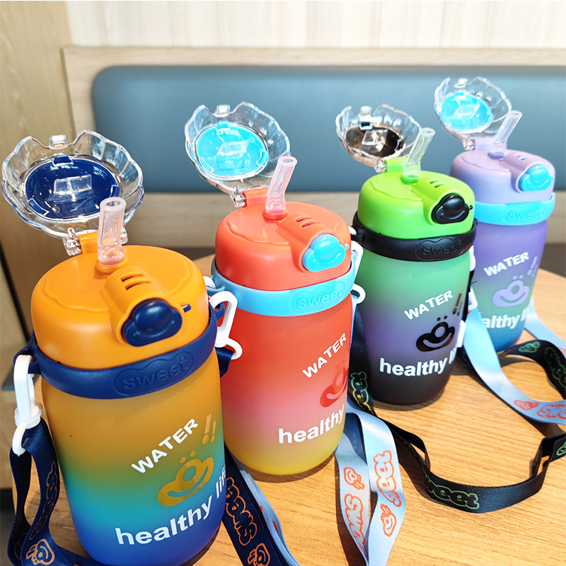 Summer new cartoon 600ml colorful matte bouncing lid PC student plastic cup for boys and girls with strap portable water cup full figure