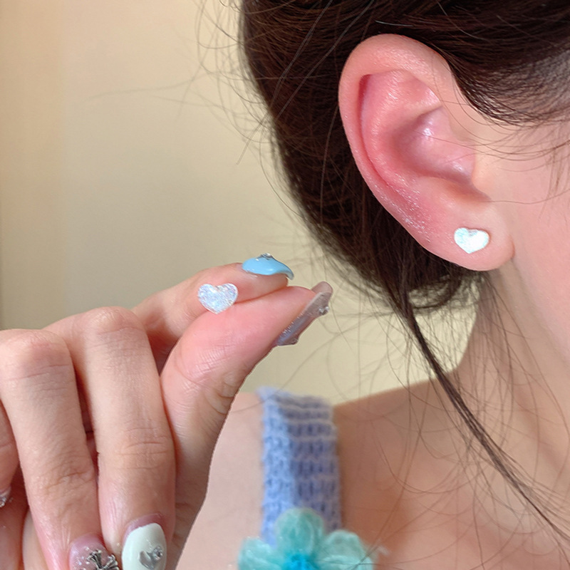 Simple and transparent resin heart-shaped stud earrings, women's fashionable and niche design sense, exquisite and small earrings, cold style earrings details Picture