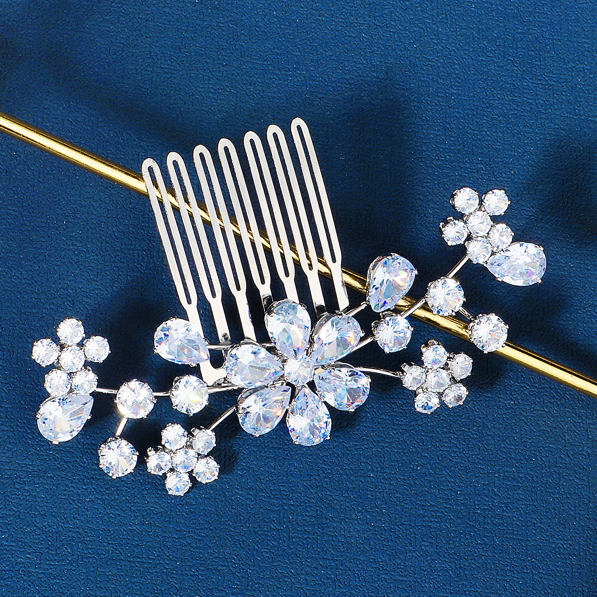 Bride's hair accessory, wedding dress, evening gown, headwear, simple and ins style, versatile updo, water diamond zircon hair comb, sunflower comb Application Scenario