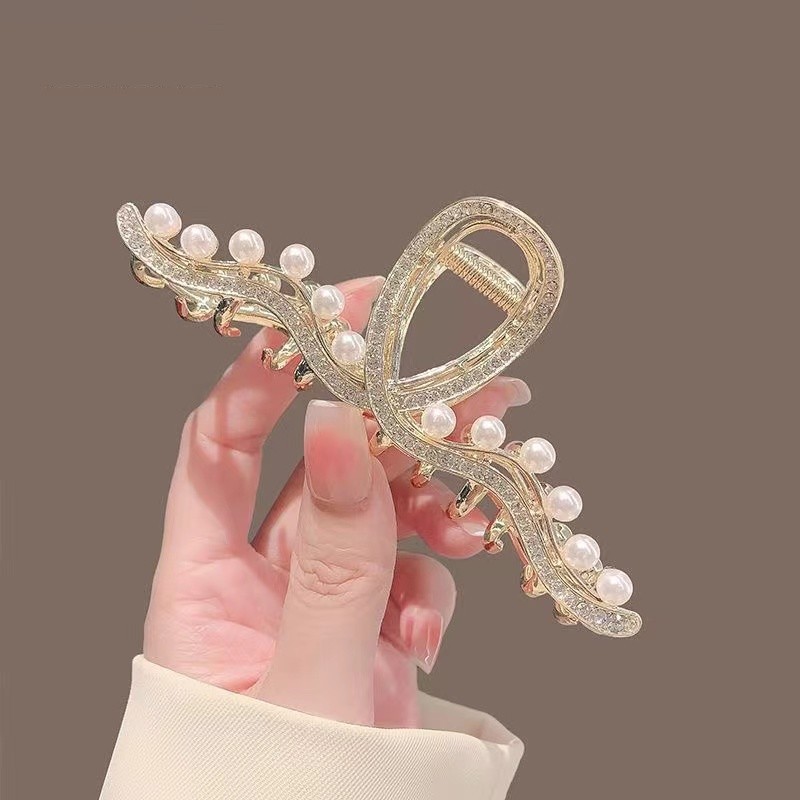 The 2024 new light luxury style bow hair clip is studded with diamonds, a large alloy gripper, and a shark clip for the back of the head details Picture