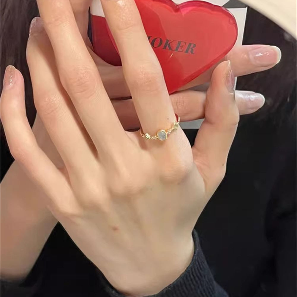 A new, niche design of artistic and retro aquamarine ring for women, fashionable and individual, light luxury, versatile and high-end ring Application Scenario