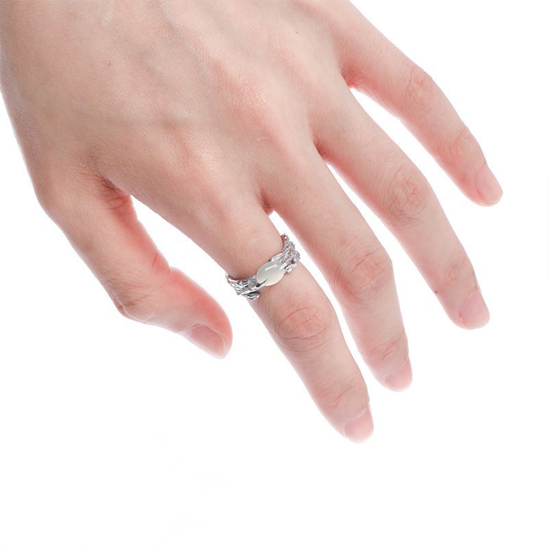 This is a niche design of a white agate ring with an opening for the index finger that can be adjusted. It has a cool style and is highly fashionable and versatile. It's suitable for women on Instagram details Picture