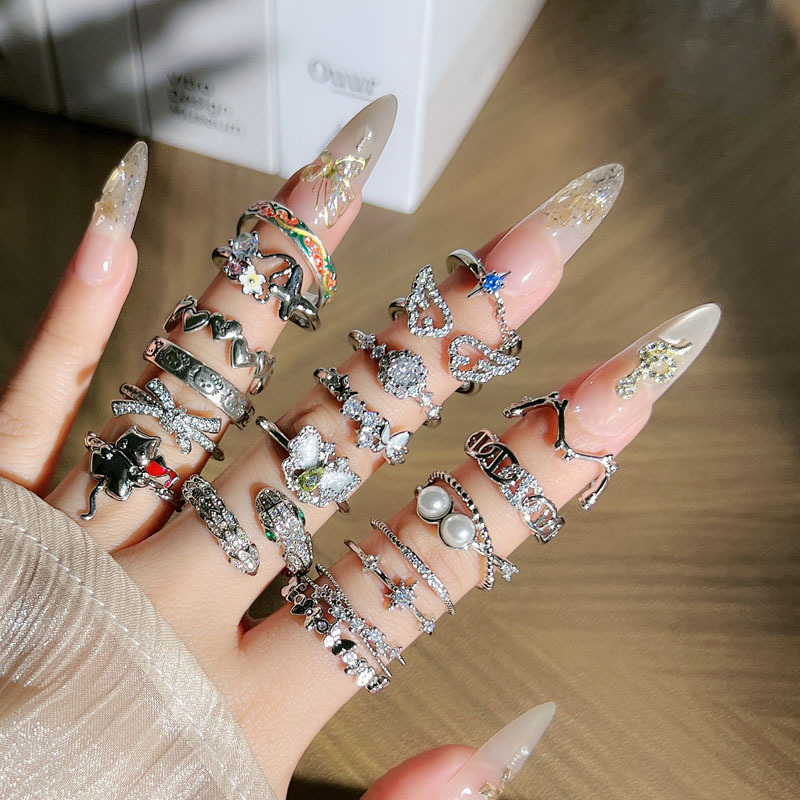 The new irregular flower enamel ring for girls in 2025 is a trendy and fashionable student-style best friend ring accessory Application Scenario