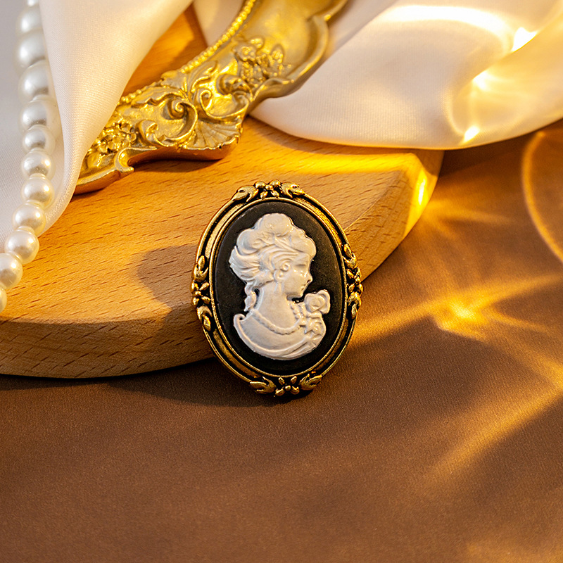 European and American medieval relief human head brooch, high-end retro court-style human figure clothing accessory brooch for women details Picture