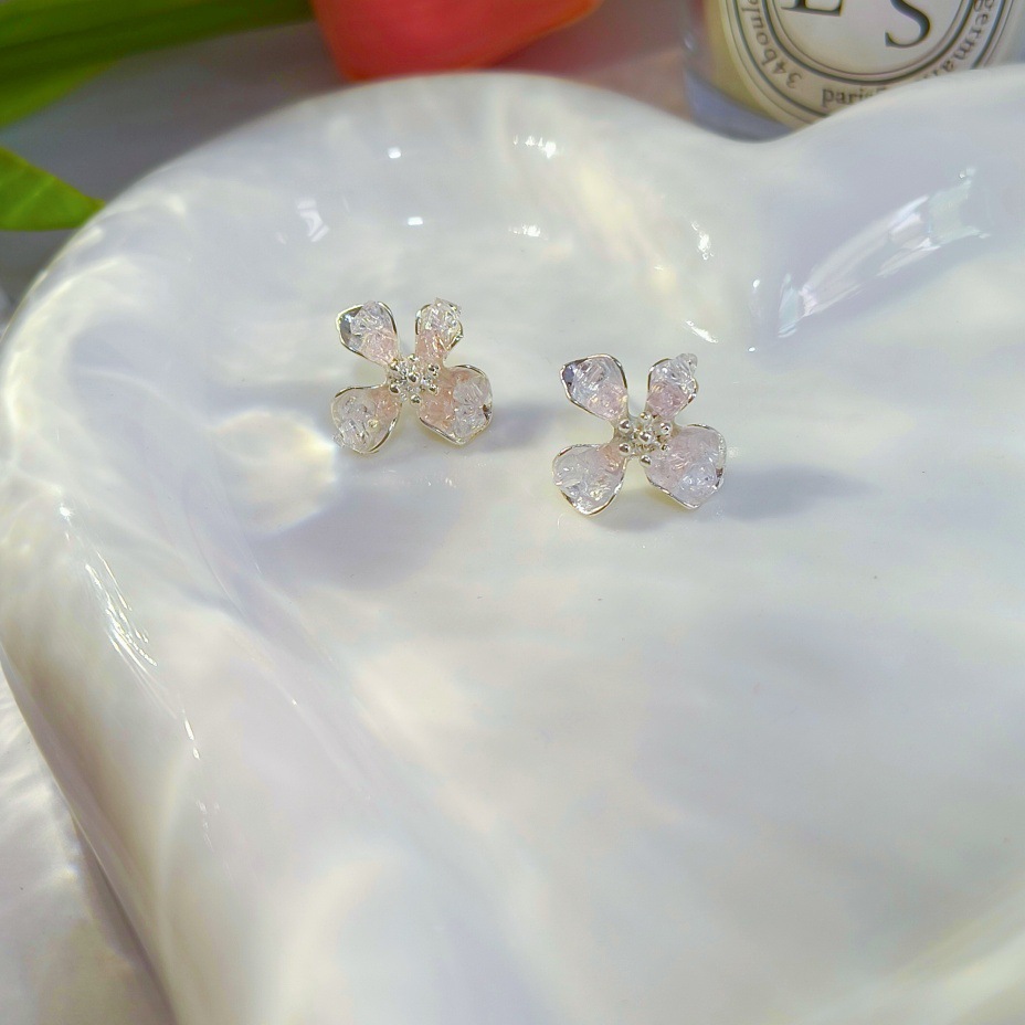 The new spring and summer gradient pink crystal flower stud earrings exude a feminine charm, are sweet and versatile, and feature a unique, light luxury and high-end design Specification drawing