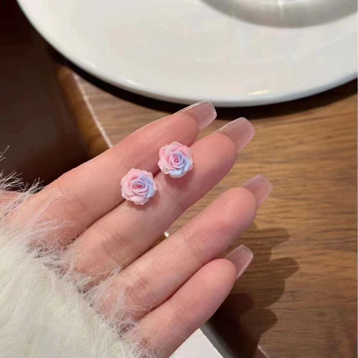 Elegant Korean-style, fresh and versatile, small and exquisite camellia ear studs, a light and luxurious sweet girl's ear accessory trend Application Scenario
