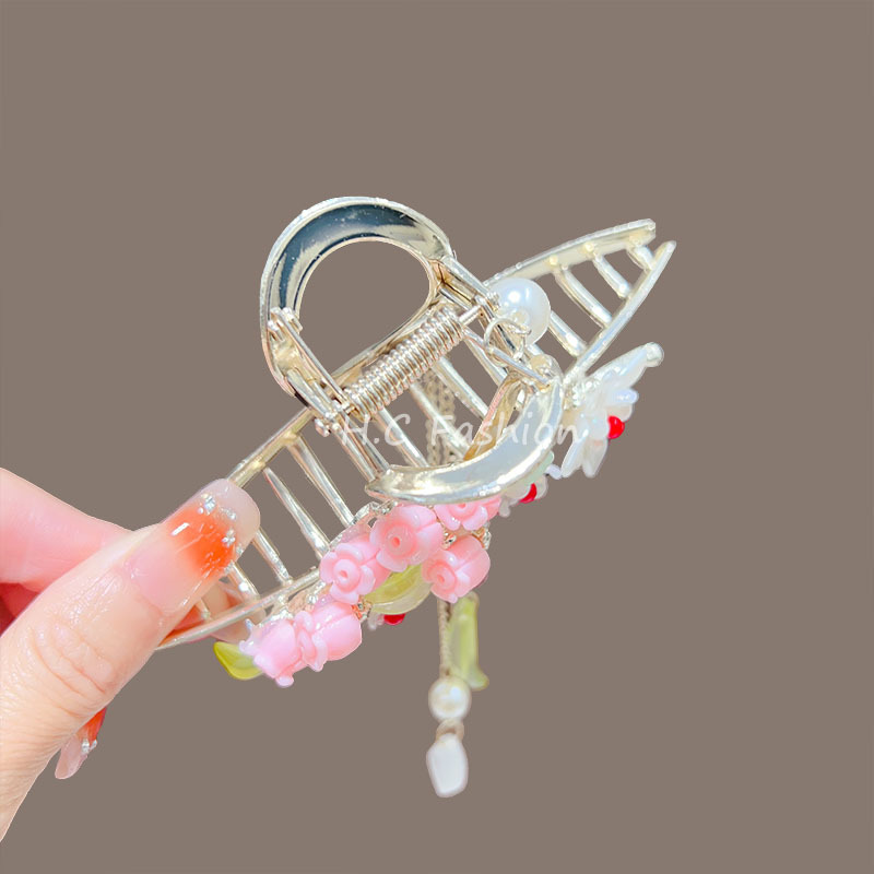 Fresh and sweet flower tassel grab clip, ancient-style girl's back head updo hair clip, high-end shark clip accessory Application Scenario