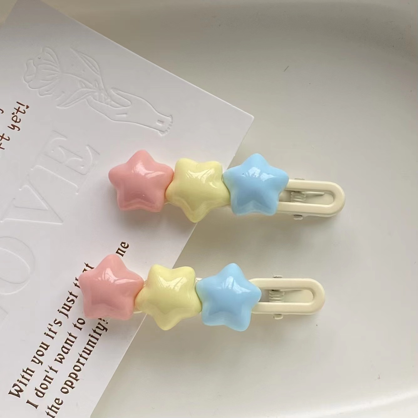 Cream-style five-pointed star cute hair clips, children's back head broken hair clips, forehead bangs clips, primary school hair clips Application Scenario