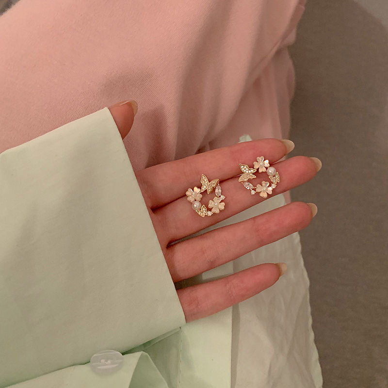 The 2025 new trendy zircon butterfly shell flower earrings are small, elegant, individual and simple Korean-style earrings full figure