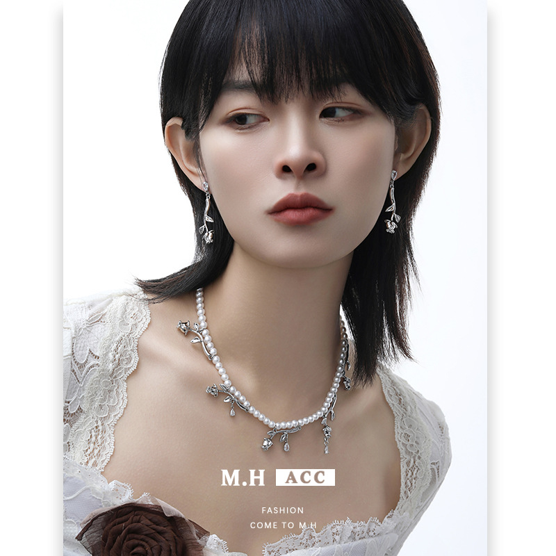 This high-end rose pearl necklace is versatile and exudes a sense of sophistication. It is a niche and elegant collarbone chain accessory details Picture