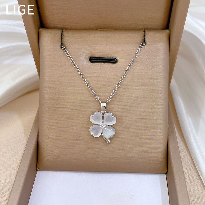 【 Titanium Steel 】 Cat-eye clover, fashionable, light luxury, elegant, full diamond necklace, versatile for women, collarbone chain, titanium steel Application Scenario