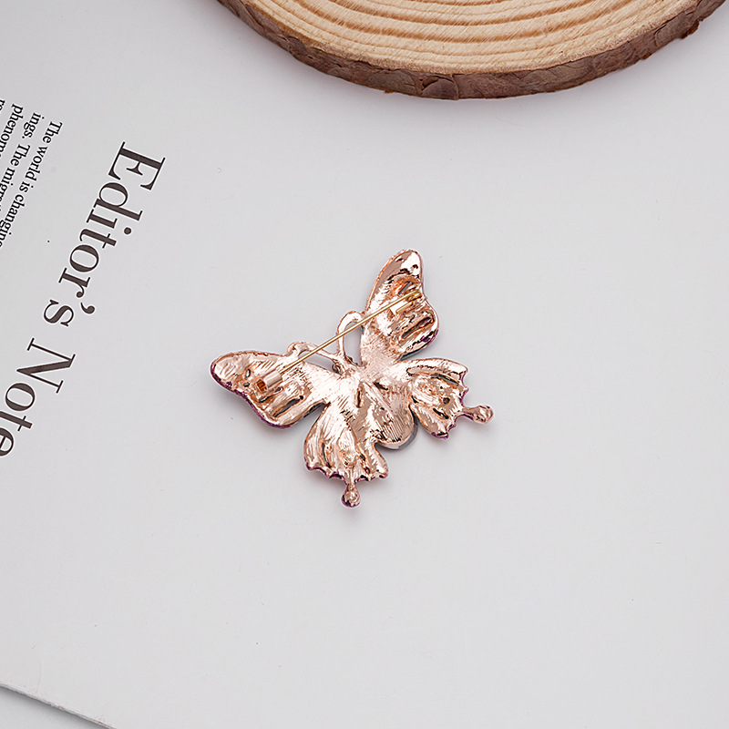 Wholesale of new European and American oil drip enamel alloy studded with colorful diamonds brooches and retro court-style pin accessories Application Scenario