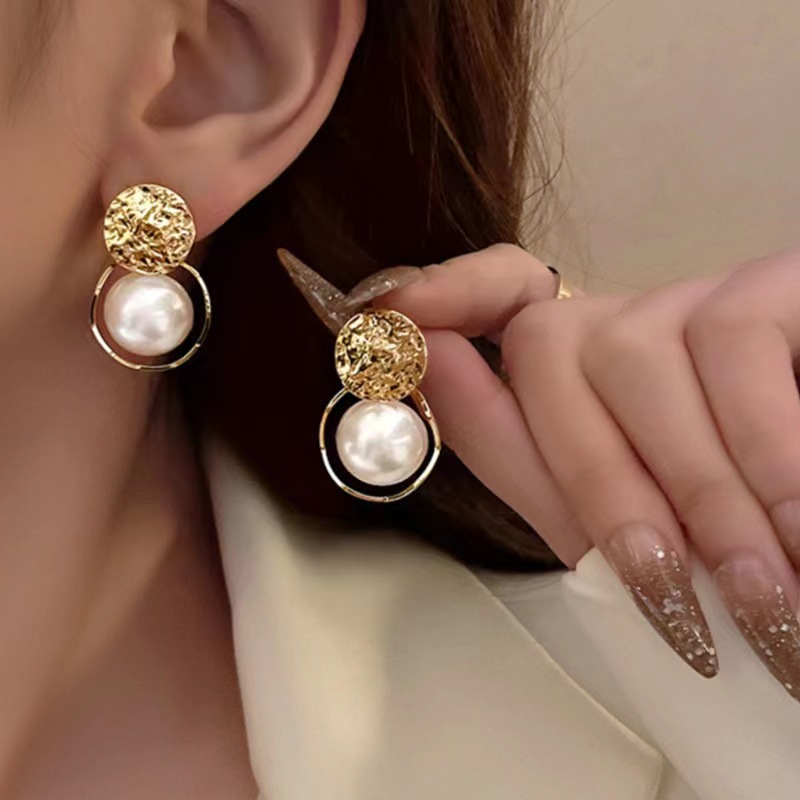 Fashion pearl earrings 2025 New style bestsellers, niche design sense earrings, feminine elegance, high-end look, grand stud earrings full figure