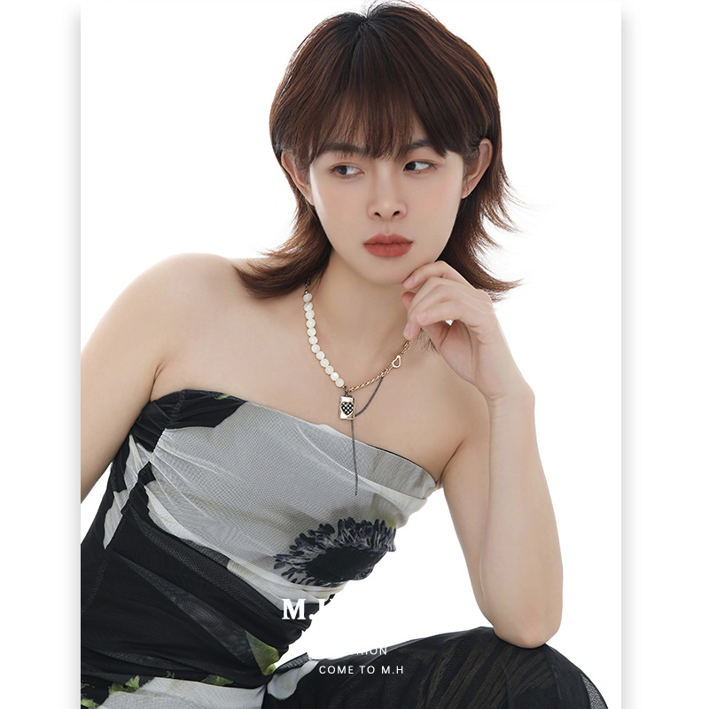 Original checkerboard heart-shaped necklace for women, simple design, collarbone chain, beaded splicing, fashionable and high-end commuting necklace Specification drawing