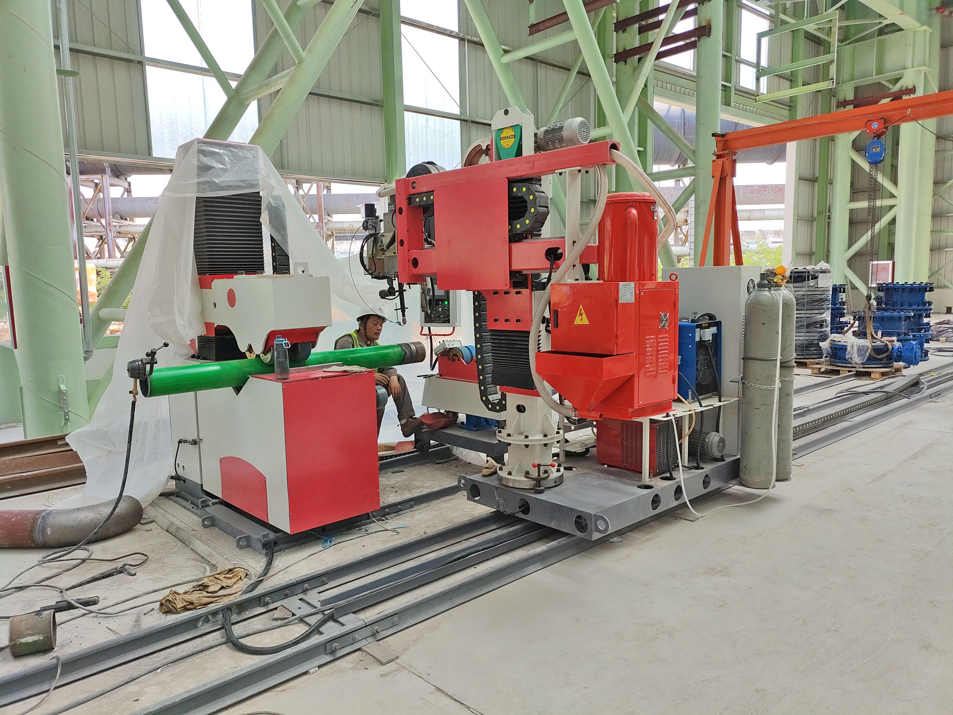 Cantilever type pipe automatic welding machine, roller compression drive, improves welding efficiency undefined