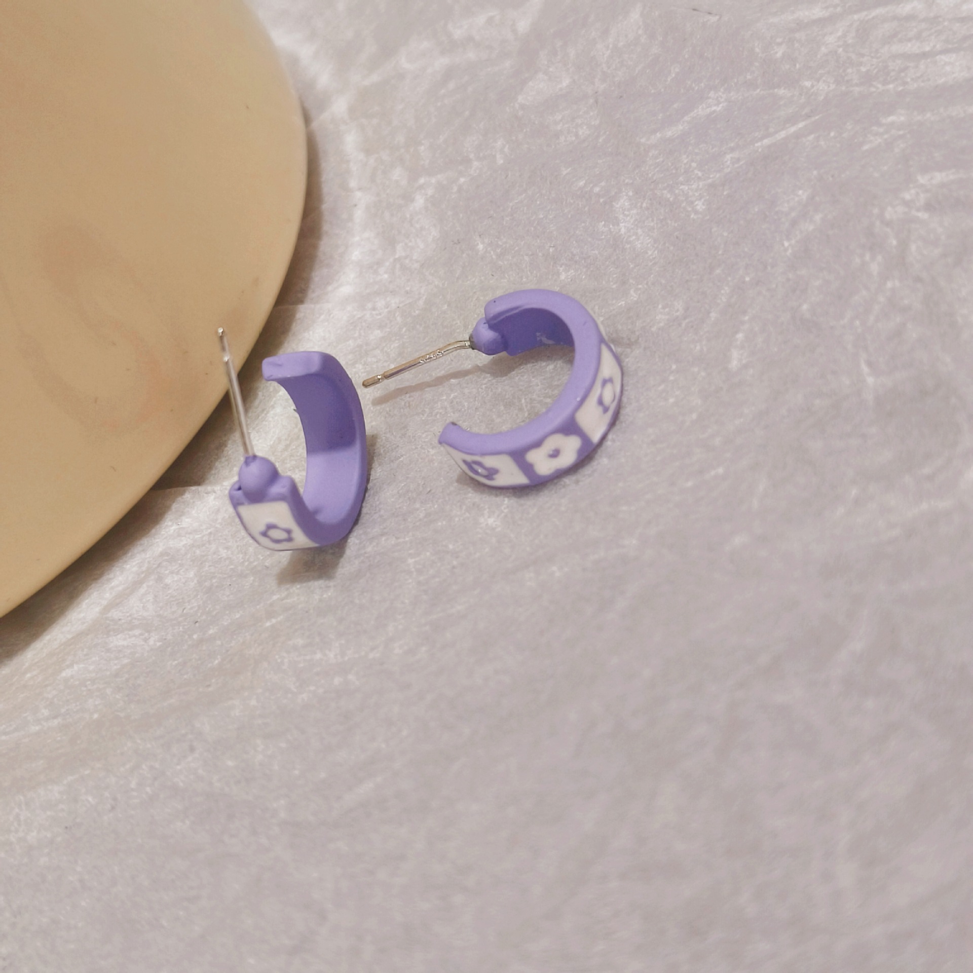Small, elegant, simple and everyday C-shaped flower ear loops and stud earrings for women, trendy Korean style on Instagram, with a niche design sense Specification drawing