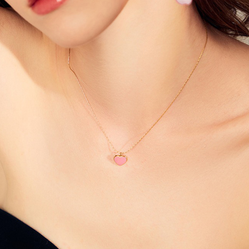 A heart-shaped pink necklace with a light luxury and niche design for women, a new 2023 minimalist collarbone chain accessory on Instagram Application Scenario
