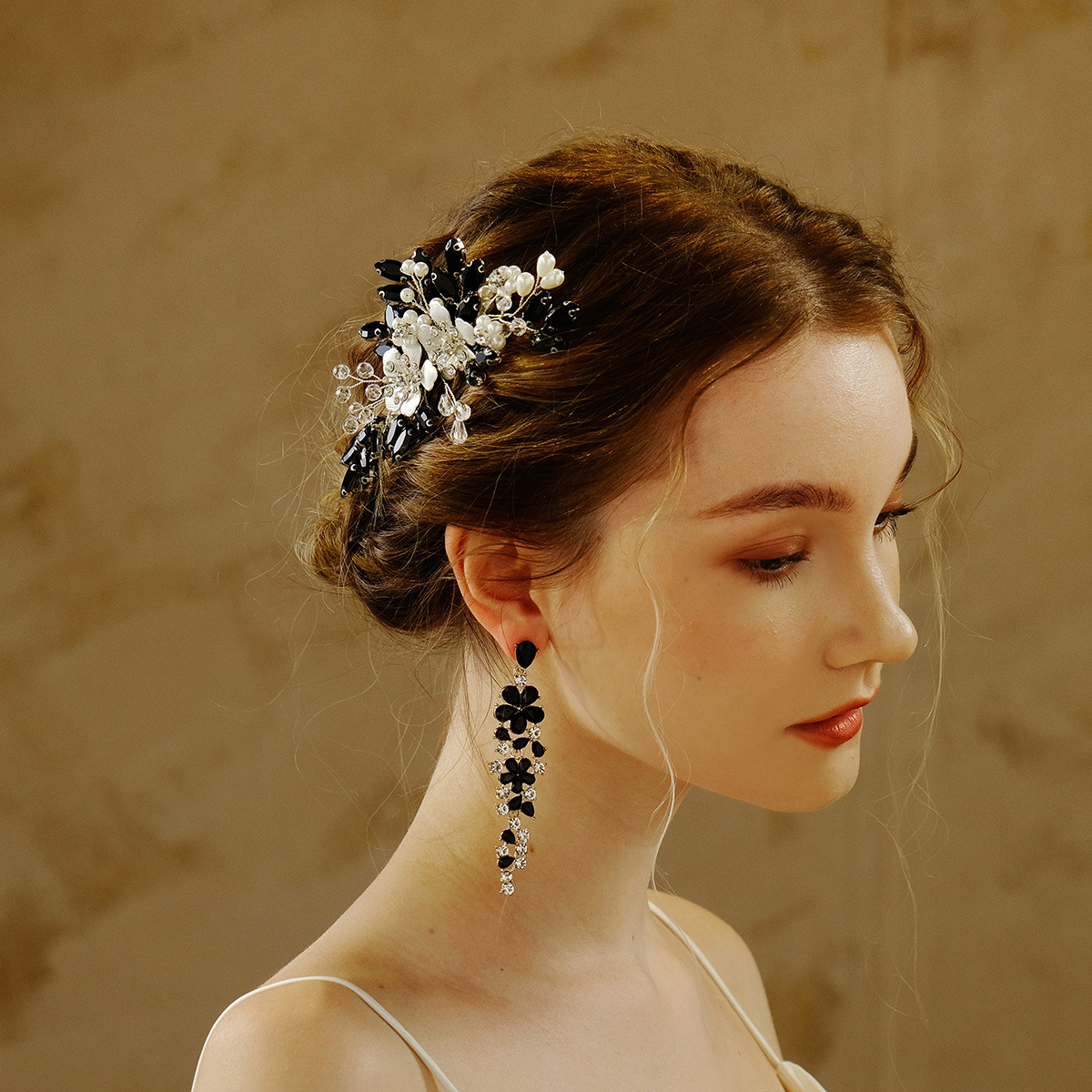 European and American accessories, handcrafted bride combs, retro wedding banquet style, dress and hair accessories, versatile Halloween black hair combs for girls details Picture
