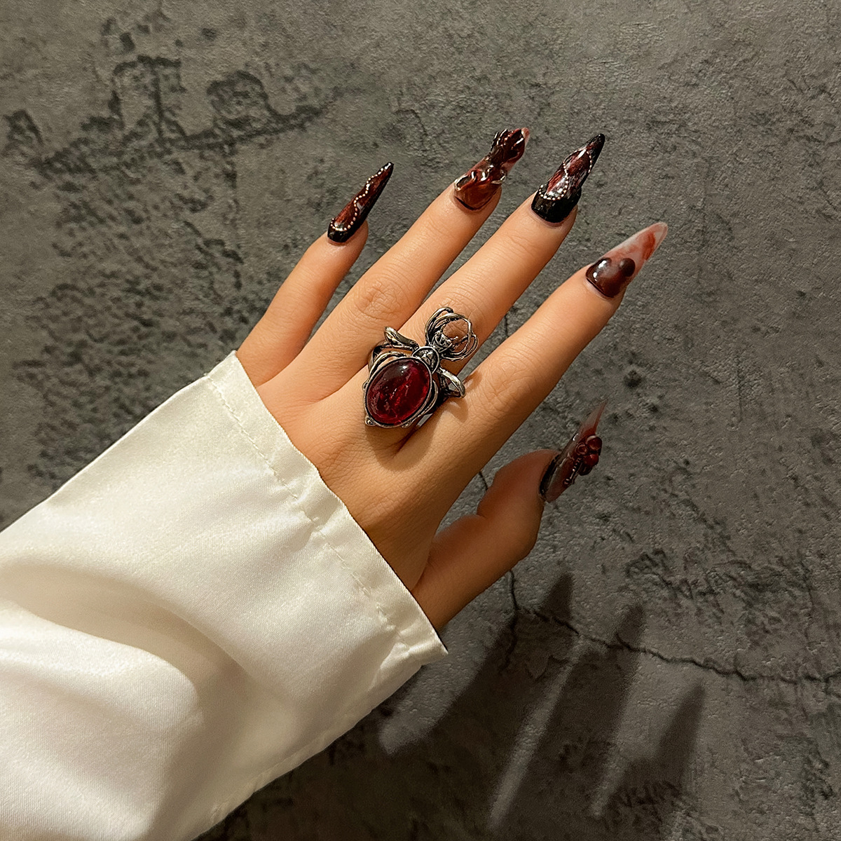 A cross-border Halloween blood-colored gemstone necklace for women, a choker with a unique blood-drop stained spider punk collar details Picture
