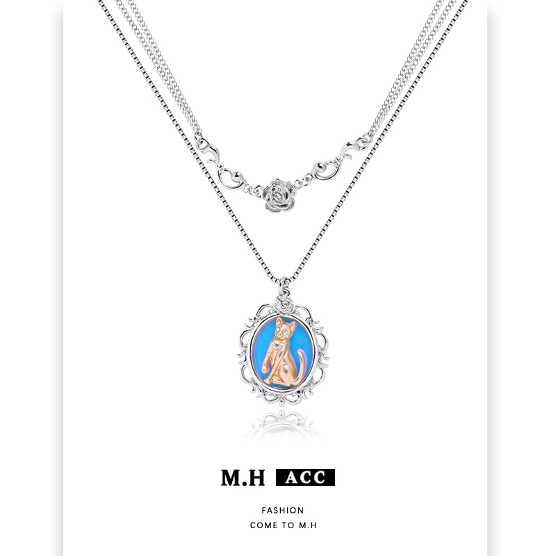 A retro female pendant with a cat necklace in a laser mirror, featuring a light luxury design. It is a rare double-layer layering collarbone chain accessory for autumn and winter Specification drawing