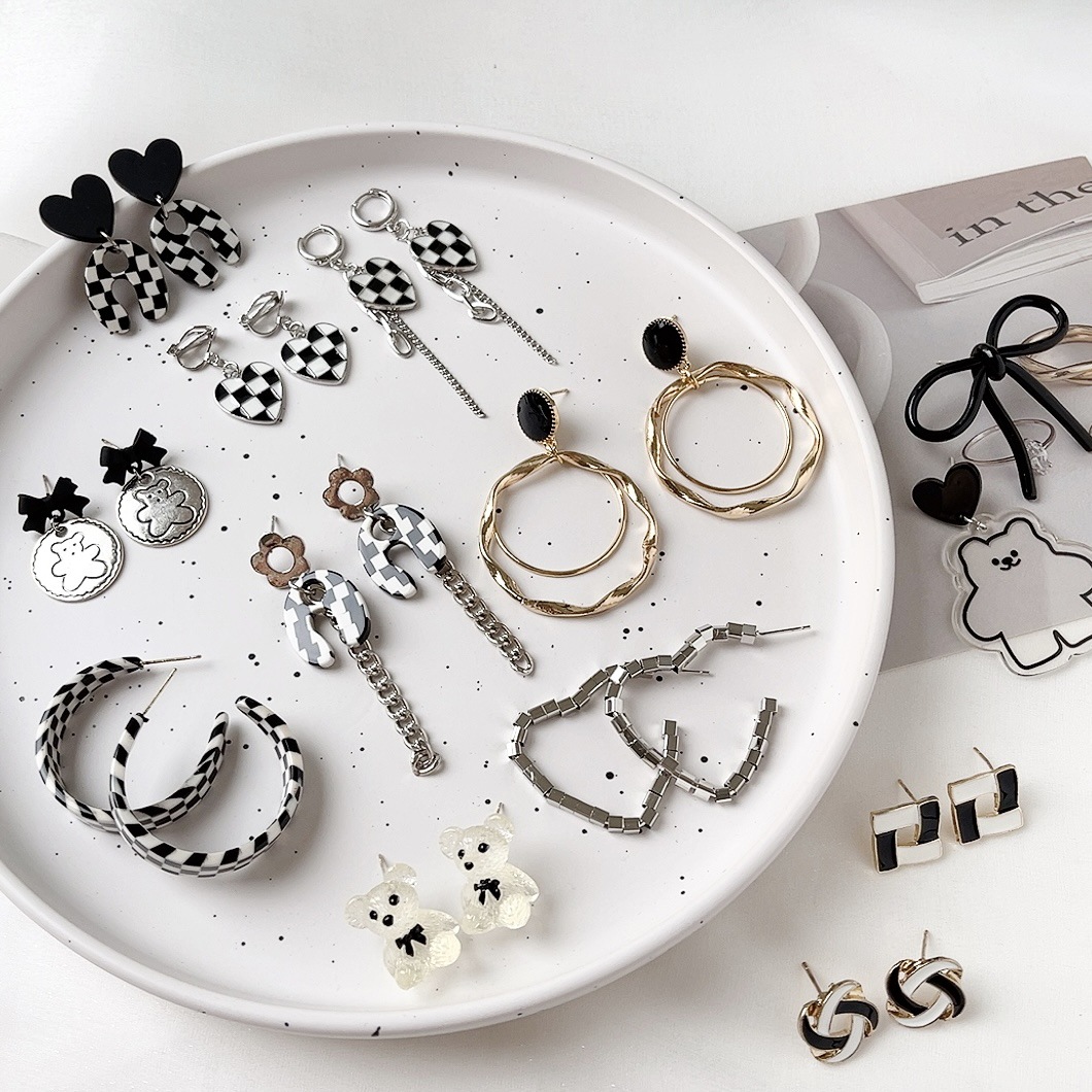 Sweet and cool ins asymmetrical heart-shaped stud earrings for women's fashion, versatile and simple design. Spice Girl group stud earrings, earrings and earrings full figure