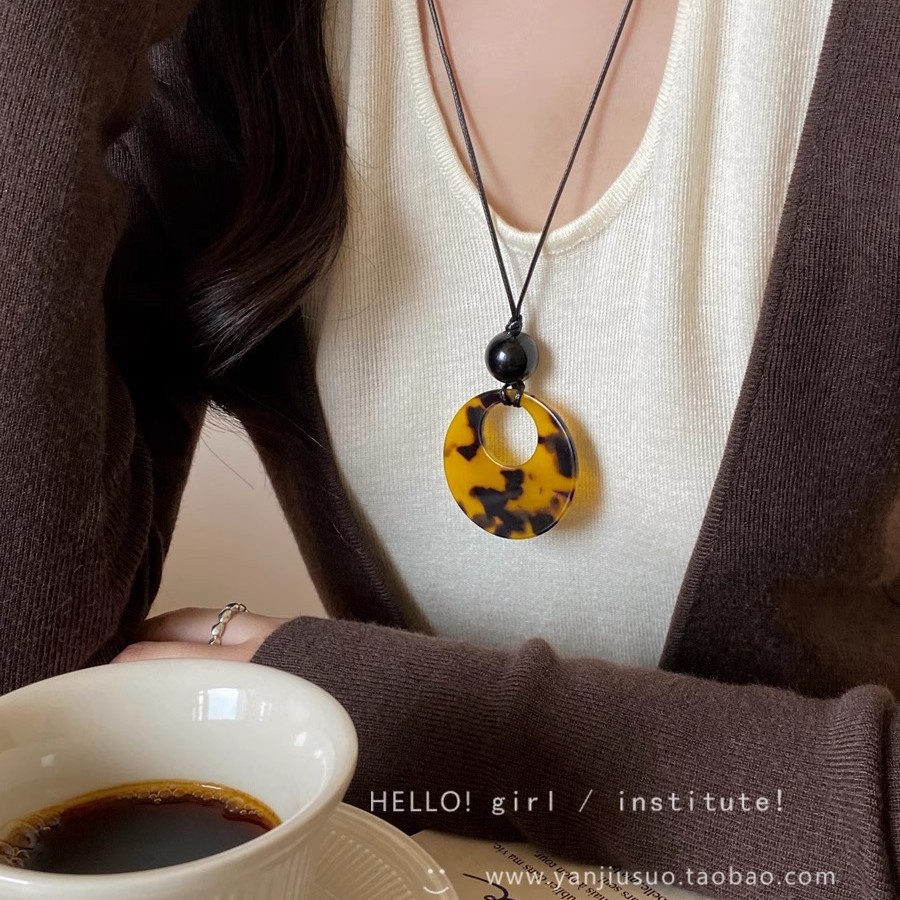 Tortoiseshell leopard print long glass pendant necklace, a high-end sweater chain for women in autumn and winter, a versatile black rope neck accessory Specification drawing